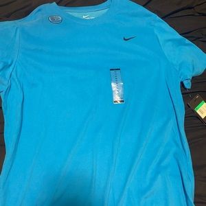 Brand new Nike training shirt. Mens XL. Never been worn!